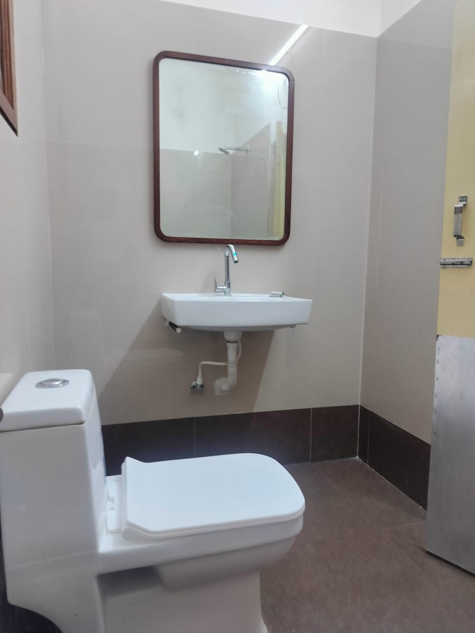 Shower, free toiletries, towels