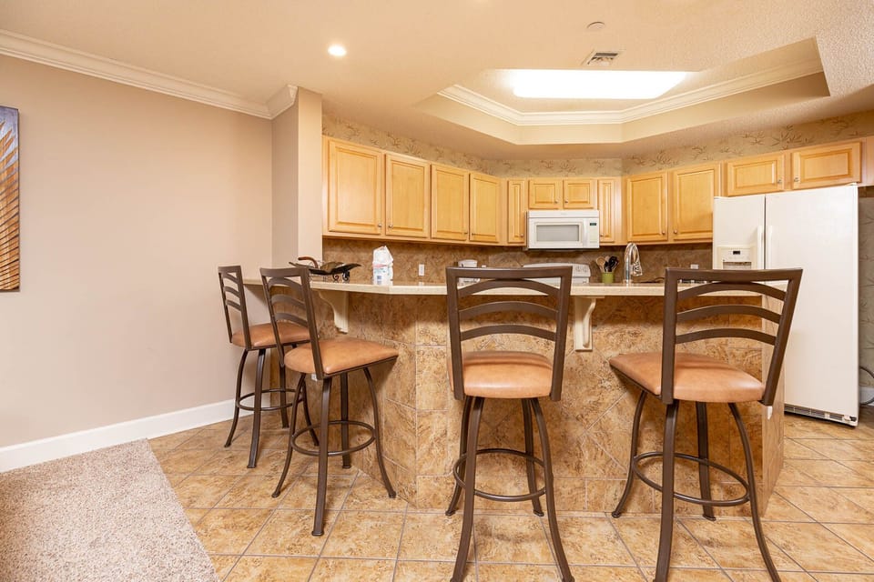 Sip your morning coffee at the breakfast bar and get ready for a beach day in this stylish space