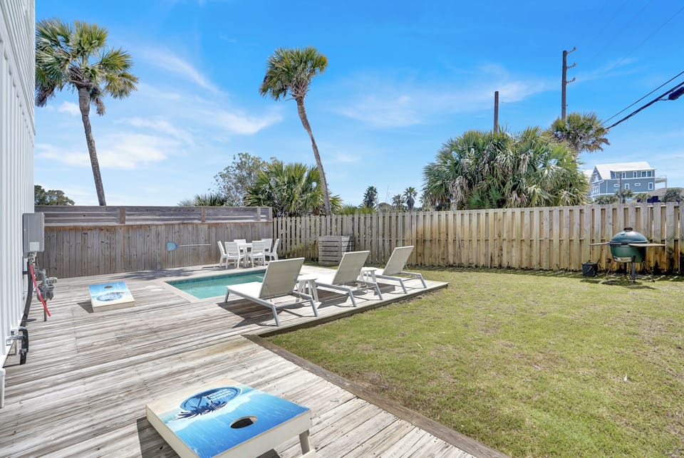 Private Furnished Pool Deck W/ Outdoor Dinin