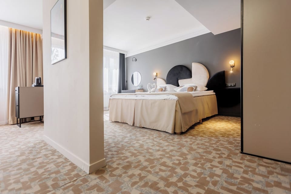 Executive Suite | Desk, laptop workspace, blackout drapes, iron/ironing board