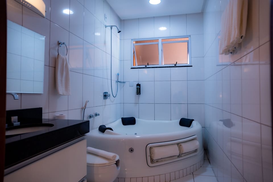 Suíte Presidencial | Bathroom | Shower, free toiletries, hair dryer, towels