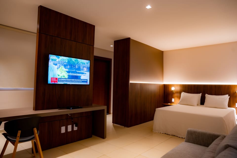 Suíte Presidencial | Minibar, in-room safe, desk, blackout drapes