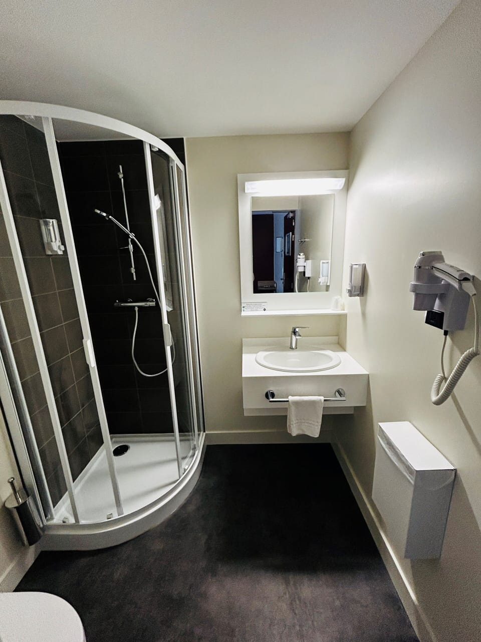 Superior Double Room | Bathroom | Free toiletries, hair dryer, towels