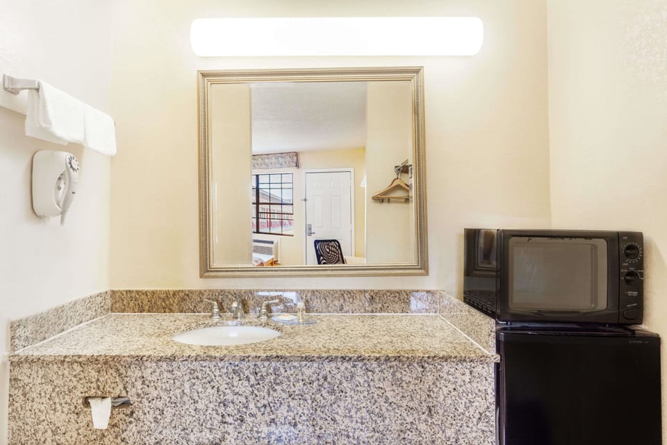 Suite, 1 King Bed, Smoking, Hot Tub | Bathroom | Combined shower/tub, towels