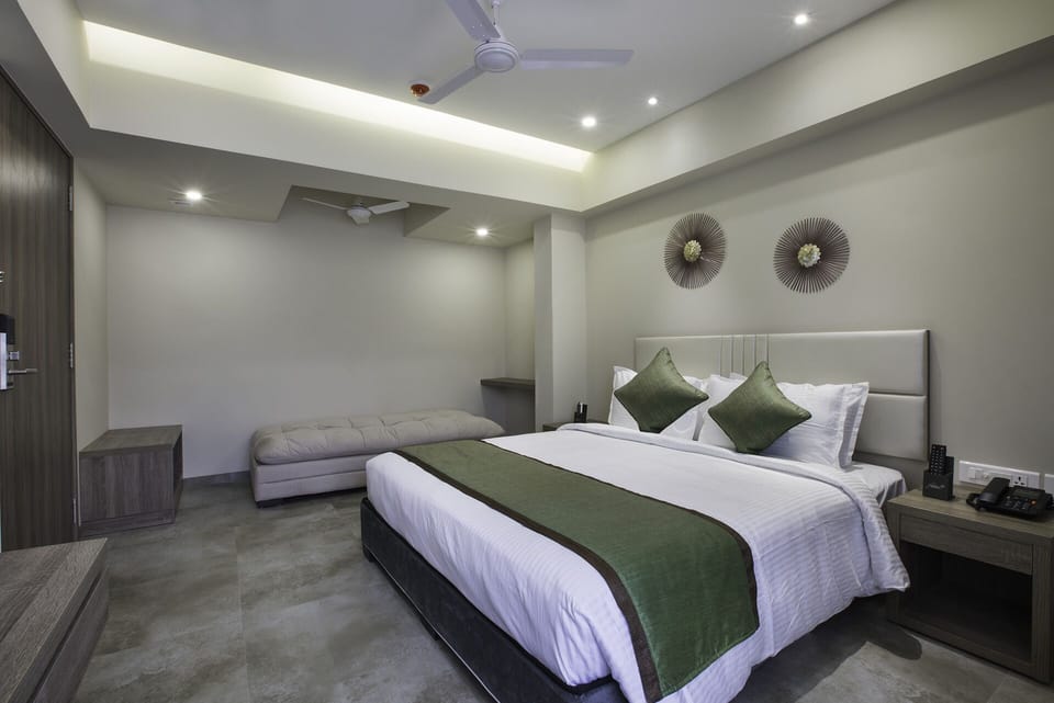 Deluxe Apartment | Premium bedding, memory foam beds, in-room safe, desk