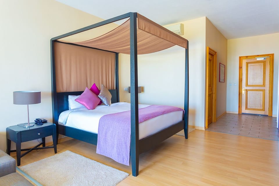 Deluxe Room | Free minibar items, in-room safe, desk, free WiFi