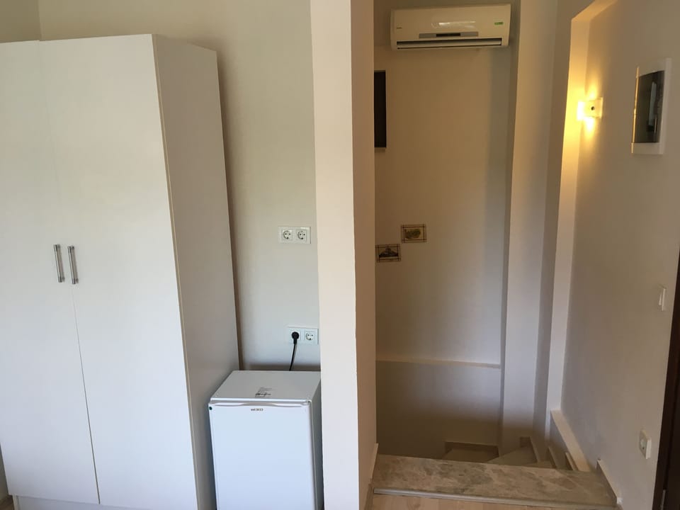 Standard Double Room, 1 Double or 2 Twin Beds, Lanai | Minibar, desk, soundproofing, cribs (surcharge)