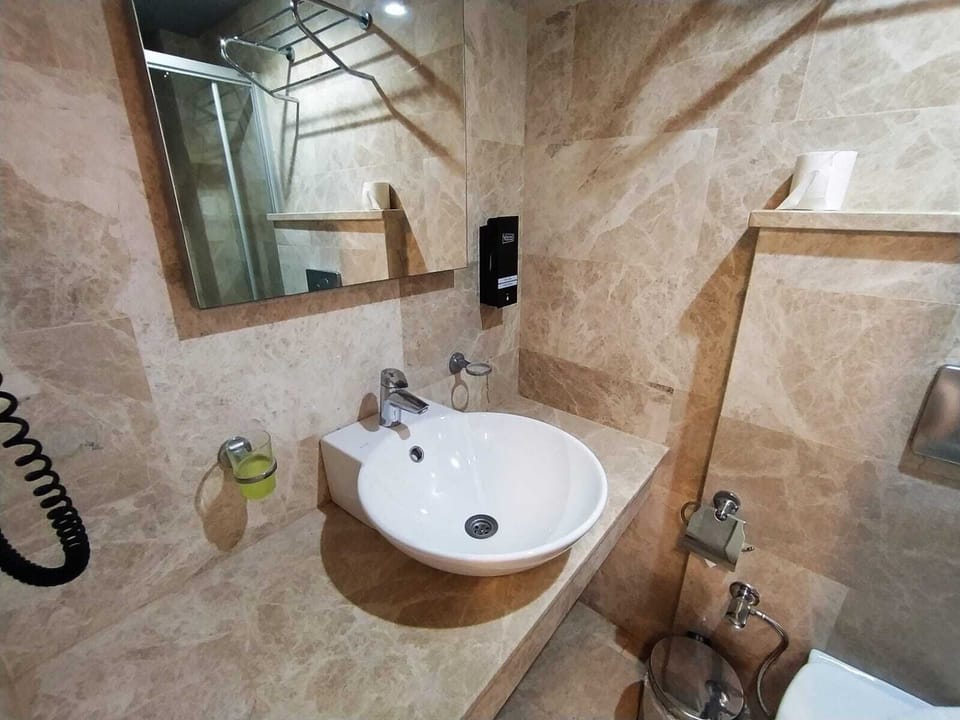 Standard Double Room, 1 Double or 2 Twin Beds, Lanai | Bathroom | Shower, eco-friendly toiletries, hair dryer, slippers