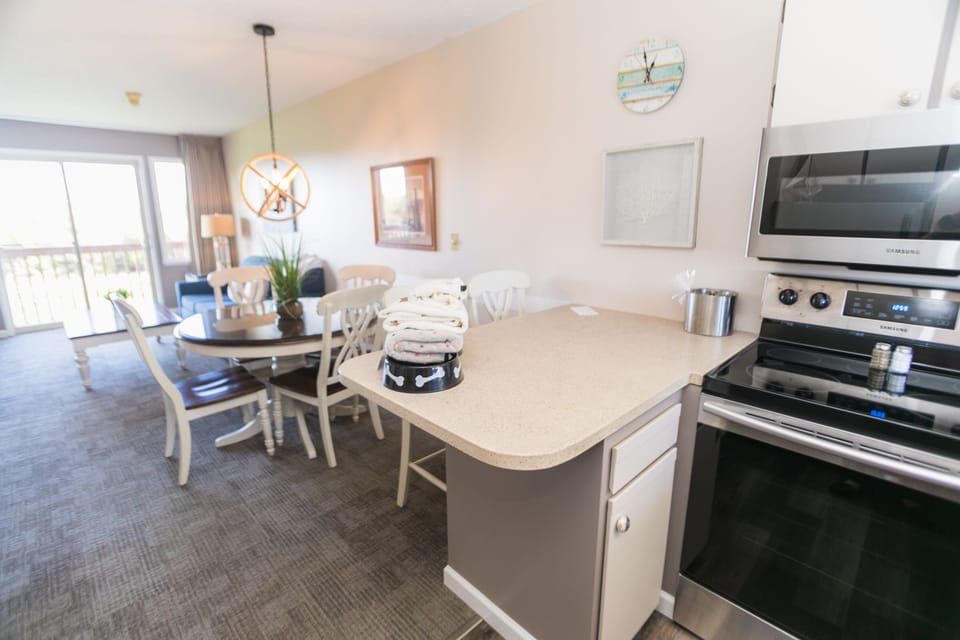 Suite, One Bedroom, 2nd Floor (Dog-Friendly) | Private kitchen | Microwave, coffee/tea maker, paper towels