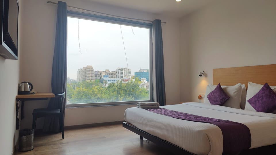 Superior Room, 1 Bedroom, Refrigerator & Microwave | Premium bedding, individually decorated, desk, laptop workspace