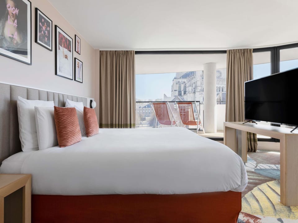 Premium bedding, minibar, in-room safe, desk