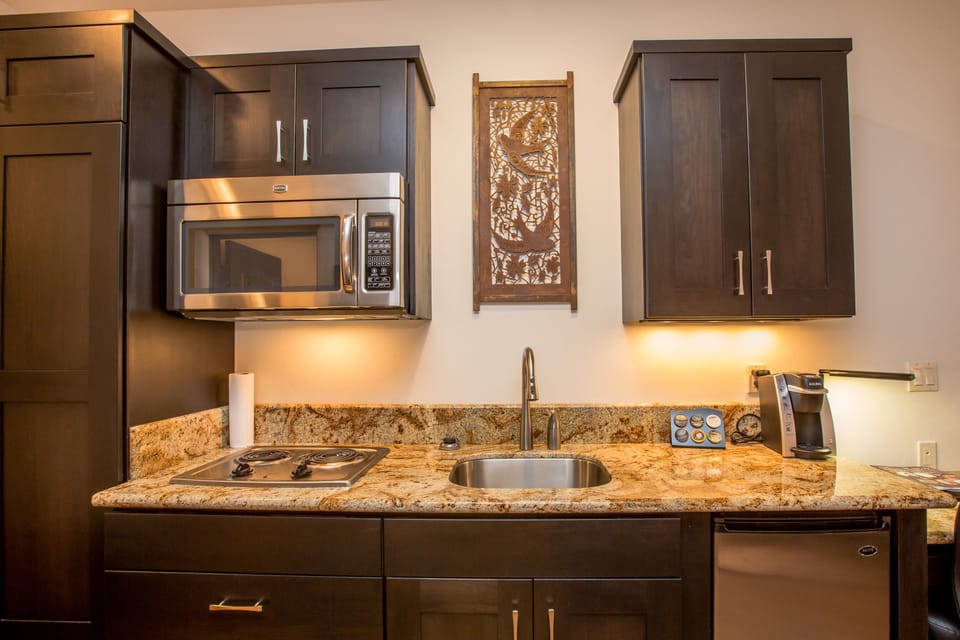 Deluxe Studio, 1 King Bed (Euro King Studio) | Private kitchenette | Coffee/tea maker, electric kettle, eco-friendly cleaning products