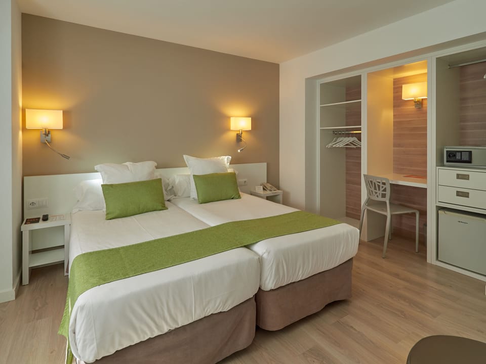 Standard Twin Room | In-room safe, desk, soundproofing, iron/ironing board (on request)