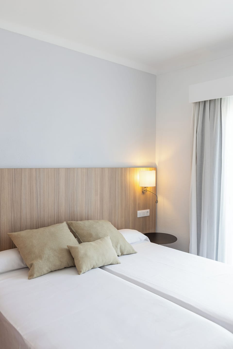 Desk, blackout drapes, free WiFi, bed sheets