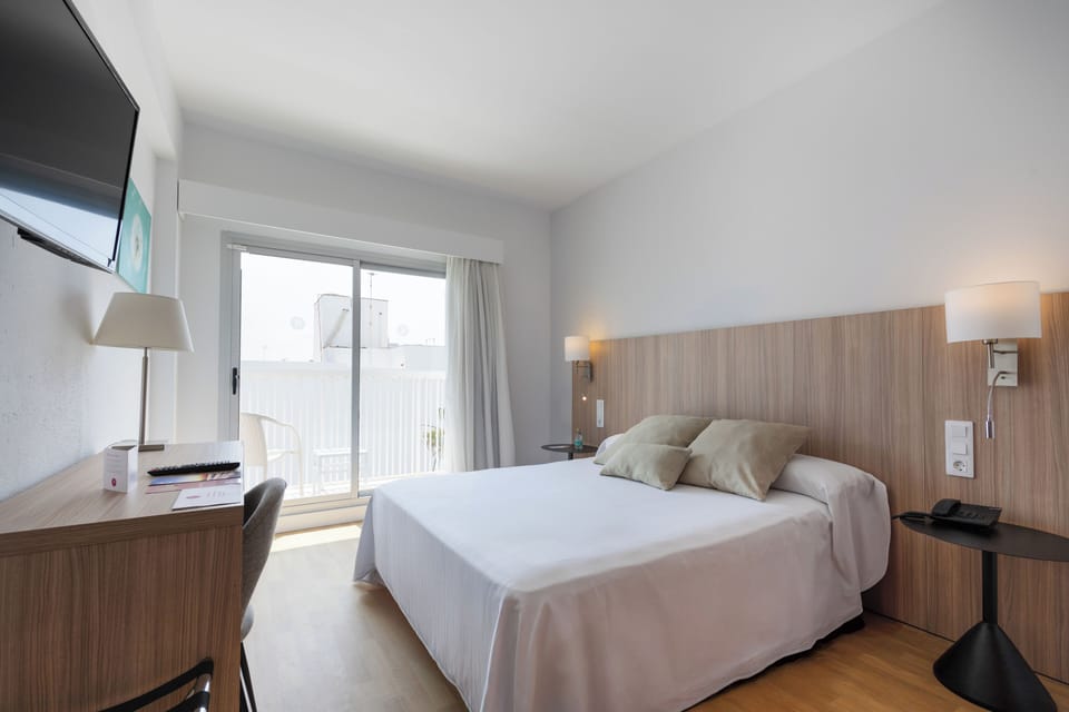 Single Room, Balcony, Partial Sea View | Desk, blackout drapes, free WiFi, bed sheets