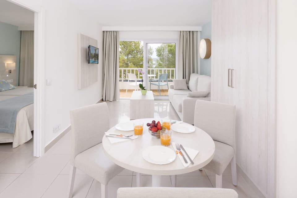 Apartment, 1 Bedroom, Balcony | In-room dining