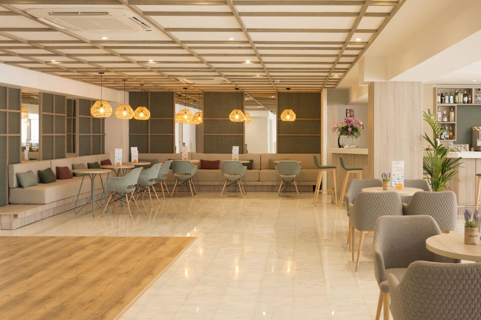 2 bars/lounges, swim-up bar, poolside bar