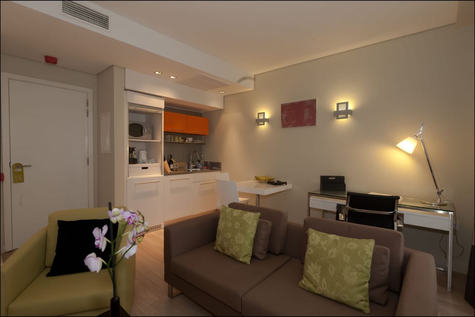 Apartment, 1 Bedroom | Private kitchenette | Fridge, microwave, coffee/tea maker, electric kettle