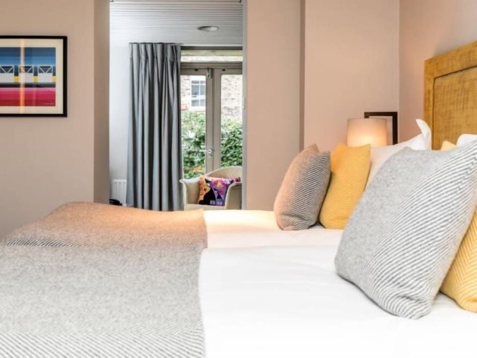 Plush Twin | Desk, WiFi (free), bed sheets