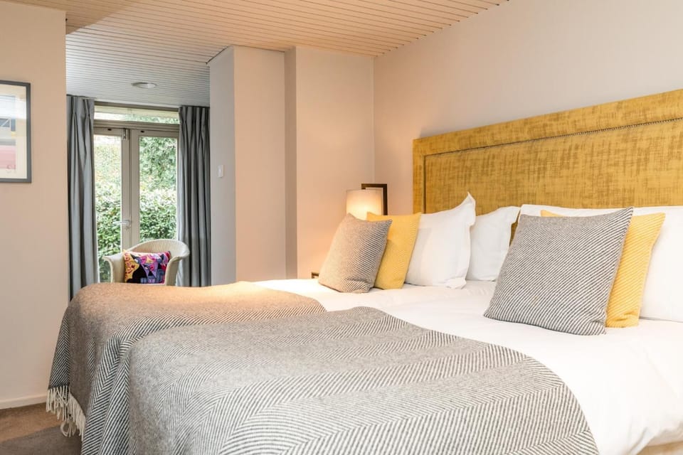 Plush Twin | Desk, WiFi (free), bed sheets