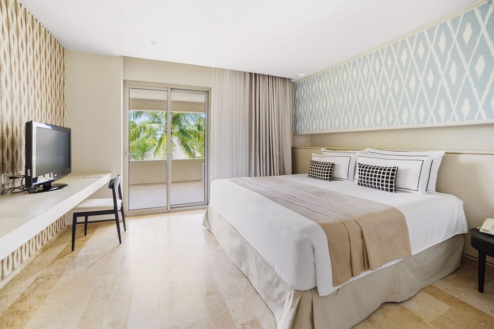 Premium Suite  with Whirlpool bath | Premium bedding, free minibar items, in-room safe, desk