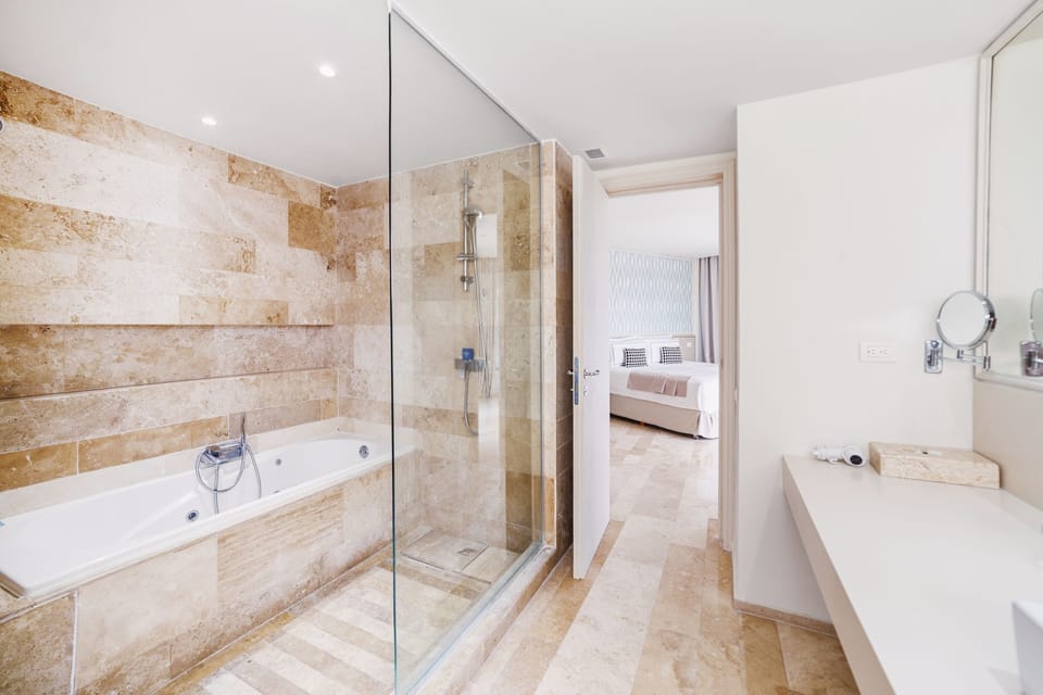 Deluxe Suite Garden View | Bathroom | Shower, free toiletries, hair dryer, bathrobes