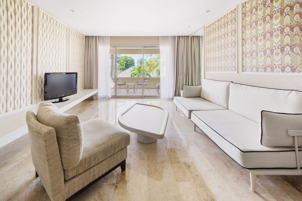 Premium Suite  with Whirlpool bath | Living area | 40-inch plasma TV with cable channels, TV, iPod dock