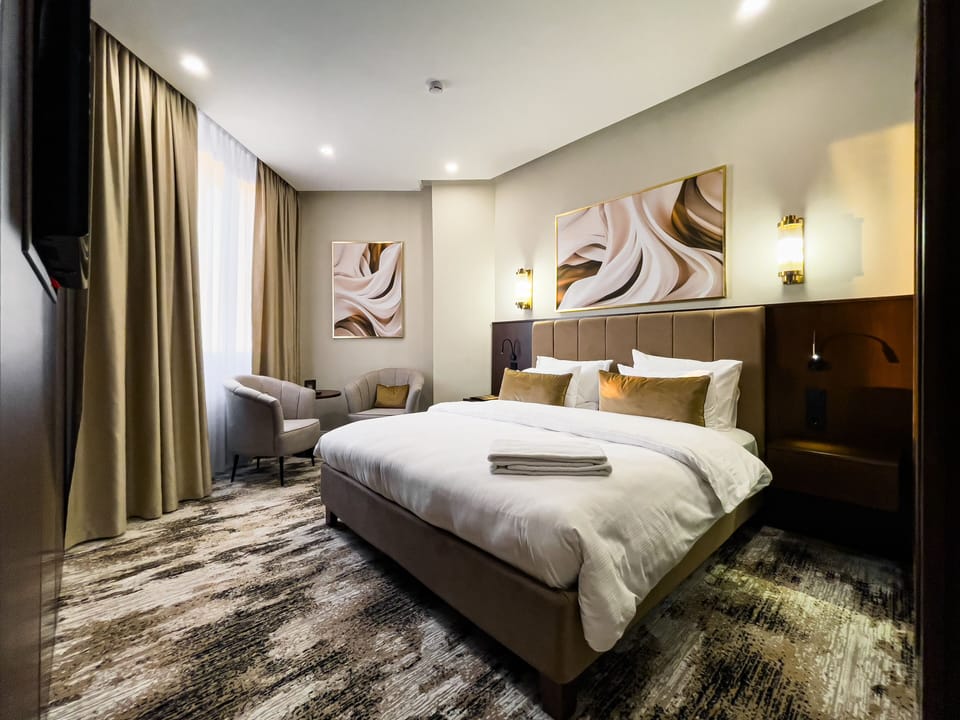 Family Room | Minibar, in-room safe, desk, soundproofing