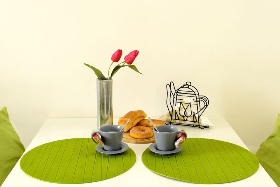City Studio, 1 Queen Bed | In-room dining