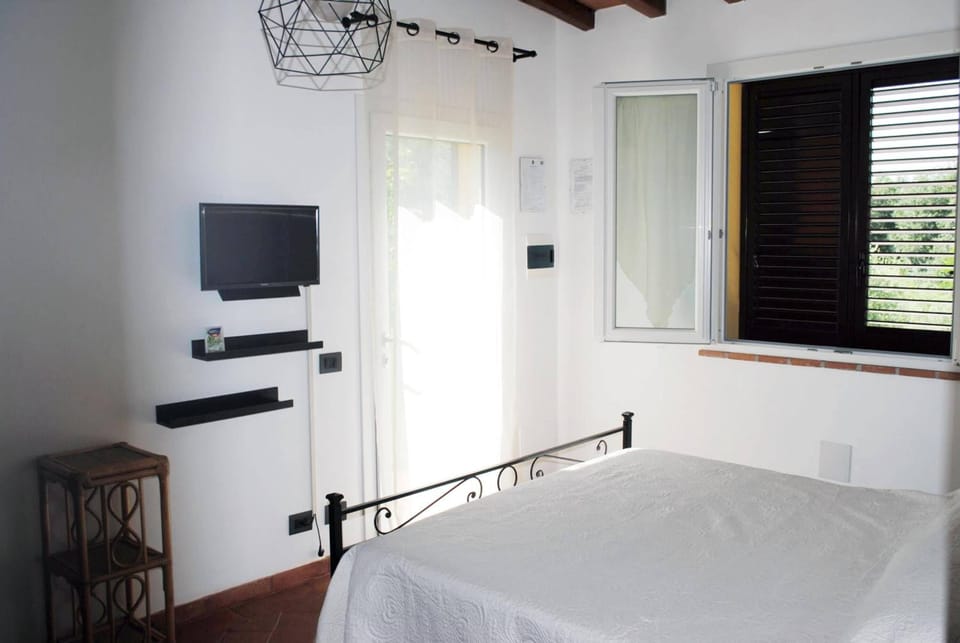 Minibar, soundproofing, WiFi (free), bed sheets