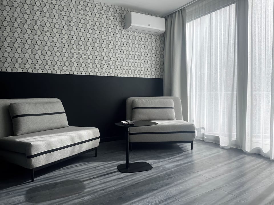 Suite | Living area | 32-inch flat-screen TV with satellite channels, TV