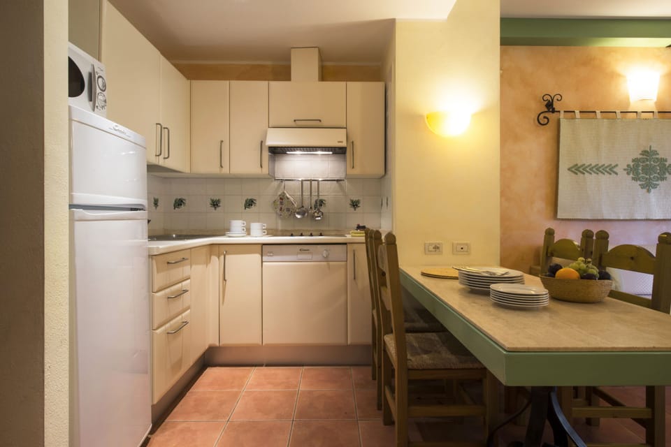 Apartment, 1 Bedroom, Kitchenette | Private kitchenette | Fridge