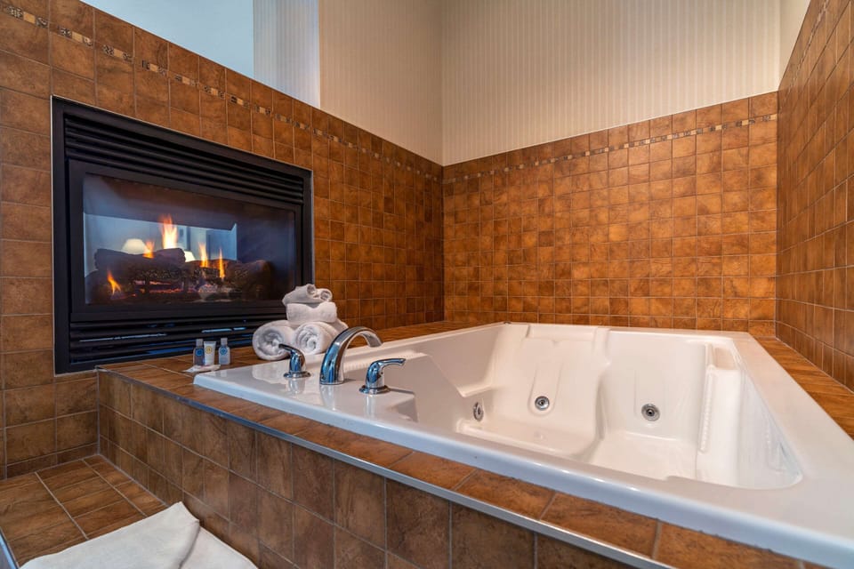 Deluxe Suite, 1 King Bed, Non Smoking | Premium bedding, pillowtop beds, desk, laptop workspace