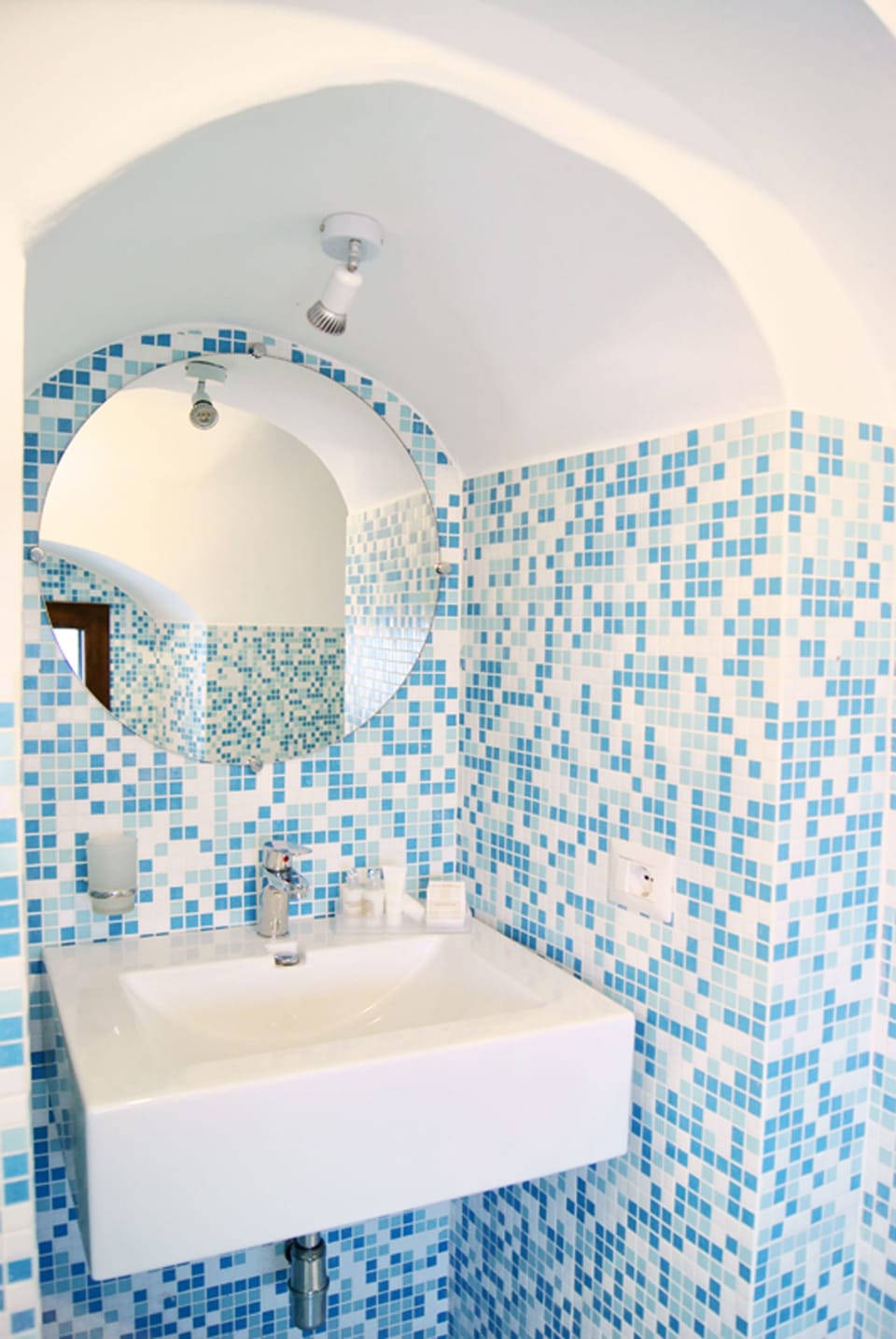 Deluxe Triple Room, 1 Bedroom | Bathroom sink