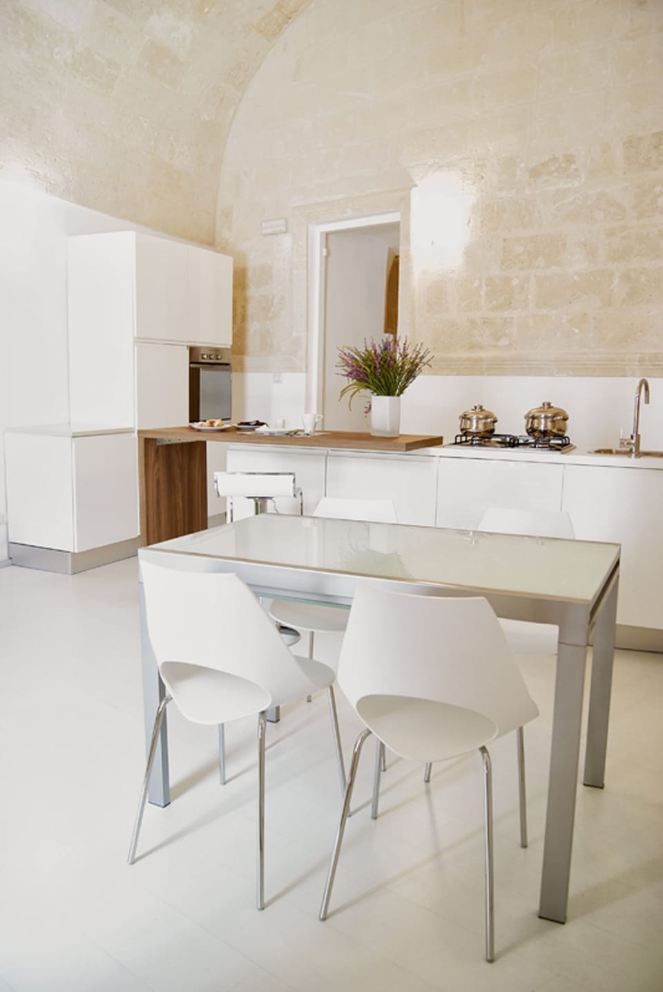 Design Suite, Kitchen | Private kitchenette | Fridge, coffee/tea maker, electric kettle