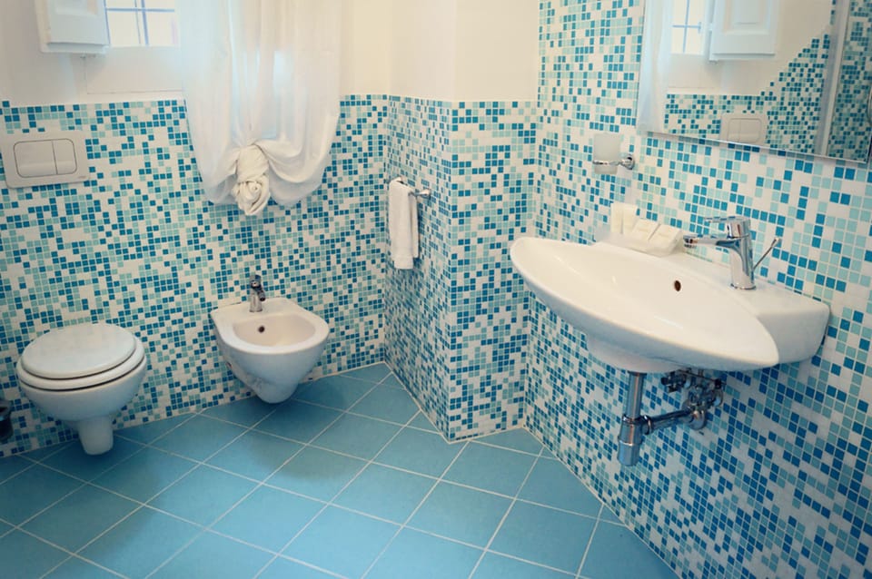 Deluxe Triple Room, 1 Bedroom | Bathroom | Shower, free toiletries, hair dryer, bidet