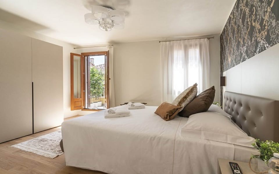 Deluxe Room, 1 King Bed, Balcony, City View | Premium bedding, down comforters, Select Comfort beds, soundproofing