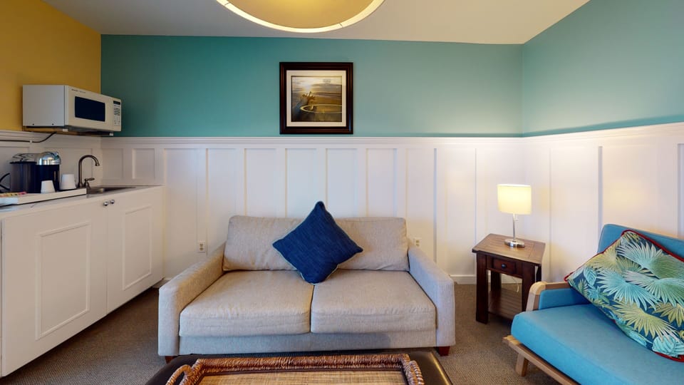 Cafe King Suite | Living area | Flat-screen TV
