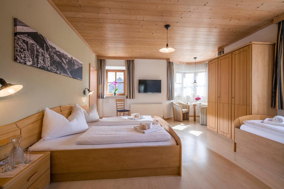Basic Double Room | Desk, free cribs/infant beds, free WiFi