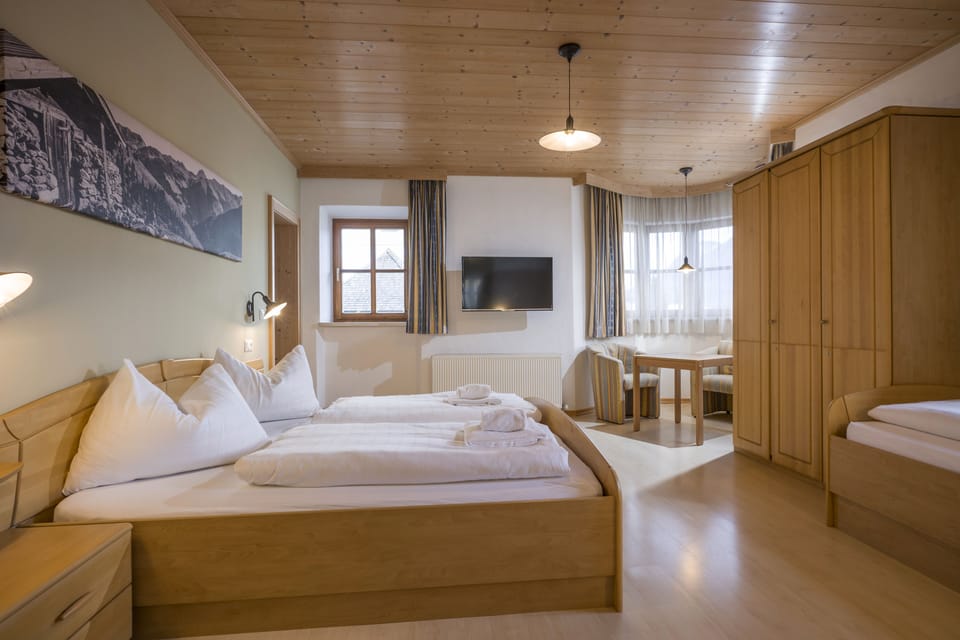 Basic Double Room | Desk, free cribs/infant beds, free WiFi