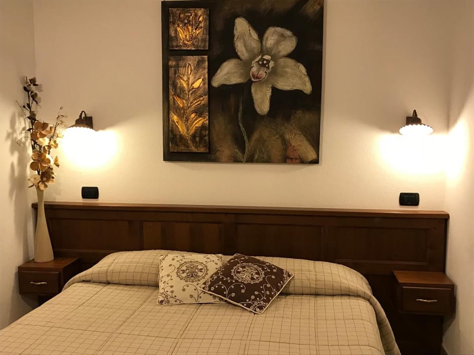 Memory foam beds, minibar, in-room safe, desk