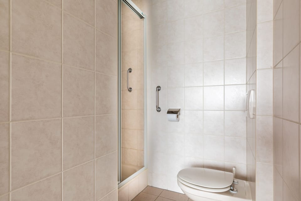 Double Room | Bathroom | Shower, free toiletries, hair dryer, towels