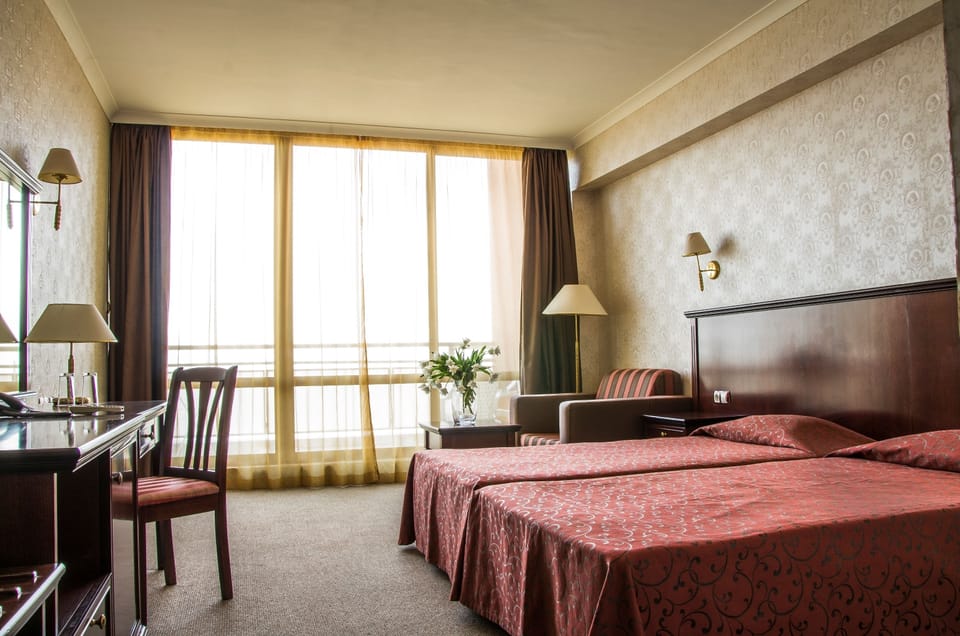 Cribs (free), WiFi (surcharge)