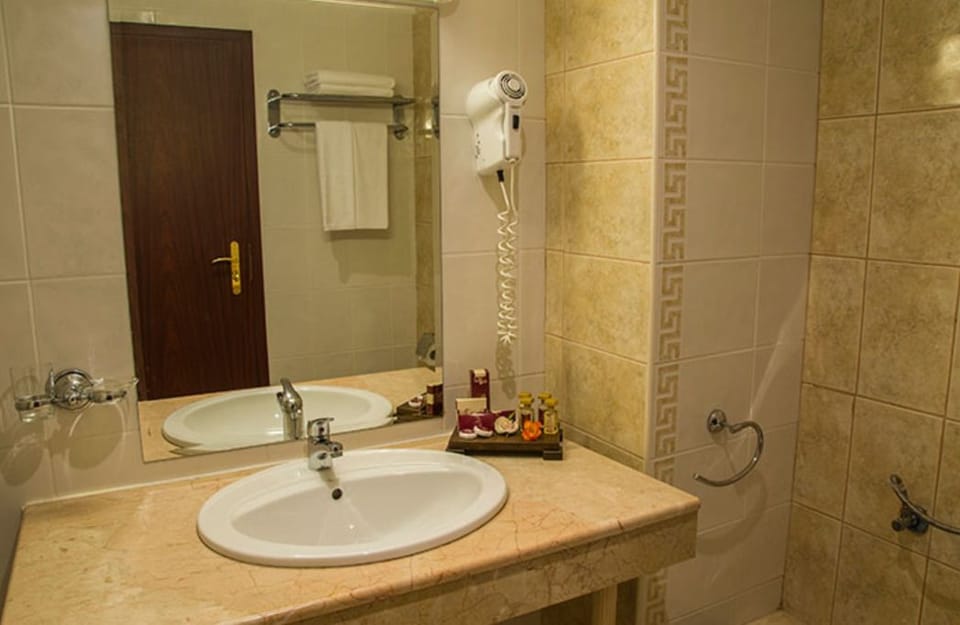 Combined shower/tub, hair dryer, towels
