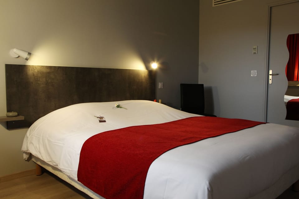 Double or Twin Room | Desk, blackout drapes, soundproofing, iron/ironing board