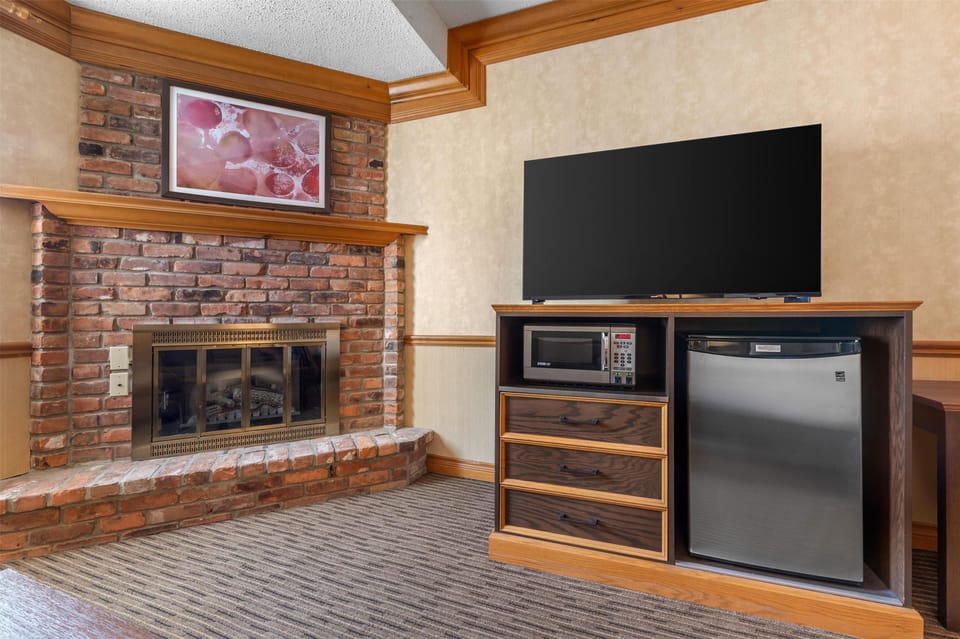 Standard Room, 1 King Bed, Non Smoking, Fireplace | Premium bedding, desk, laptop workspace, blackout drapes