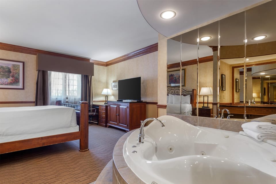 Suite, 1 King Bed, Non Smoking, Jetted Tub | Premium bedding, desk, laptop workspace, blackout drapes