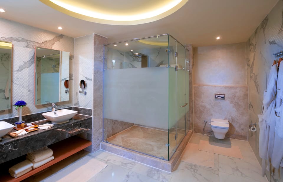 Jacuzzi Suite with Sea & Pool View | Bathroom | Shower, free toiletries, hair dryer, slippers
