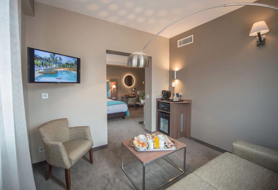 Junior Suite | Living area | Flat-screen TV