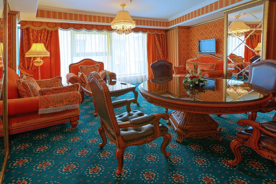 Senior Suite | Minibar, in-room safe, desk, blackout drapes